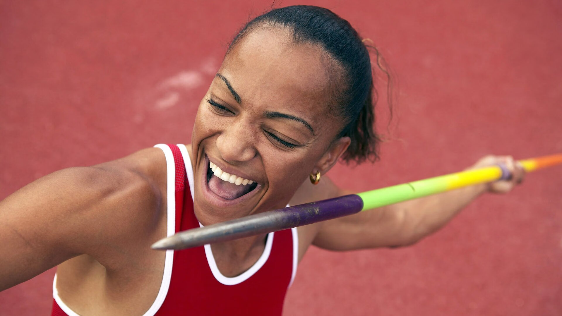 库里在西班牙队比赛中败北，最后时刻胜出引发热议！赛场气氛高涨